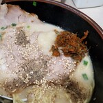 Hakata Ramen Nagahama Ya - 辛子高菜・ニンニク・ゴマで味変。