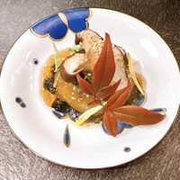 日本料理 湯河原 華暦 - 椿
                    先附
                    蓮根葛練り茶巾　椎茸と水菜浸し