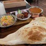 ビスターレビスターレ - 料理写真:シングルカリーセット（選択→プレーンナン、プレーンラッシー、チキンティッカマサラ）