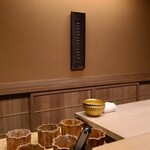 飯田 - 2度目でも始めは凛とした空気感がありますが、女将さんやご一緒さまとの会話で程好く解れ、穏やかで和やかな時間に身を委ねつつ、時に驚き、また時には唸り、器の美しさに目を奪われと楽しく過ごすことが出来ました