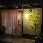 飯田 - 京町屋が建ち並ぶ風情ある通り、趣を醸し出す佇まい