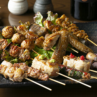 新鲜度极佳！请享用充满京都红鸡风味的烤鸡肉串和生鱼片。