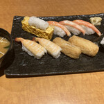 松寿し - 単品で注文した妻の寿司　味噌汁、デザート付きで提供されます