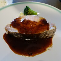 COLONIAL BEACH 横浜ハンマーヘッド - 三元豚のローストポーク