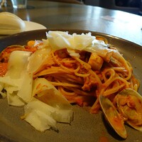 COLONIAL BEACH 横浜ハンマーヘッド - 魚介のトマトクリームパスタ