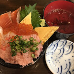 海鮮処 魚屋の台所 - サーモンいくらネギトロカニ丼