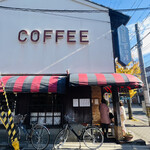 喫茶チロル - ◎ 「COFFEE」の文字と赤と黒のストライプの庇が目印になっている。