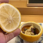 三笠鮨 - 蓋の柚子から、果汁を１､２滴滴らして、頂きます♡