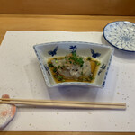 三笠鮨 - ③ 常磐のトラフグと白子
      　トラフグの身の食感…身と皮の間のゼラチン質の “ とおとみ ” の炙りの香り…白子のクリーミーな甘さがひとつに…まさに…至高のトライアングル♡