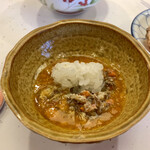 三笠鮨 - 香箱ガニを入れたウニ醤油の中へ♡
      シャリ一貫分のごはんを入れて一緒に頂くと…(*´꒳`*)♡さらに至高の味が楽しめました…(*^^*)♡