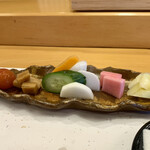 三笠鮨 - ⑥ 漬け物
      　優しい味の漬け物 数種…素材の野菜の味…彩りが楽しめる漬け物です…(^ ^)  コースの途中の箸休め的な存在です♡
