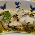 三笠鮨 - 炙られたものが、トラフグの身と皮の間にある
      ゼラチン質の “ とおとみ ”