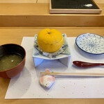三笠鮨 - ⑤ 柚子釜
      　柚子を釜に見立てた柚子釜♡  中には、湯葉と生姜餡が入っていて、柚子の蓋から、果汁を１、２滴、滴らしていただきます…(^ ^)