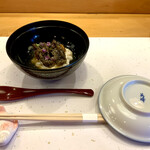 三笠鮨 - ① 北海道の蝦夷あわびと羅臼の白子餡かけ
      　揚げたあわびの食感…旨味と白子のクリーミーな甘さが楽しめる逸品♡  ごはんが下に入っているので、混ぜて頂くと…さらに至高の味が楽しめました…(^^)♡