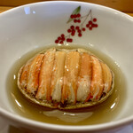 三笠鮨 - 松葉ガニのメス…香箱がに…別名 セイコガニを、ガラ・昆布・水で炊いて作った餡かけで…カニのお腹の中の内子（ 未成熟の卵・オレンジ色 ）と、外子（ 成熟した卵・茶色 ）の彩り…食感も楽しめます