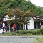 ろばたやき山ろく - 11時の開店30分前でこの状態・・・。山奥なのにすごいです。