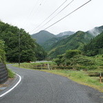 ろばたやき山ろく - こんな田舎道をひたすら上がっていきます。