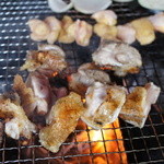 ろばたやき山ろく - はさみで一口サイズにちょきちょき切ります。