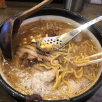 味噌ラーメン専門店 日月堂 - 特味噌ラーメン（1050円）背脂少なめ、穴あきレンゲ