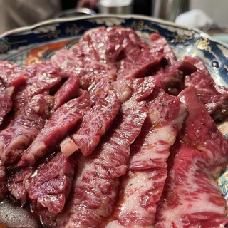 Guilty late night Yakiniku (Grilled meat)! We are very particular about the sauce and the dishes.