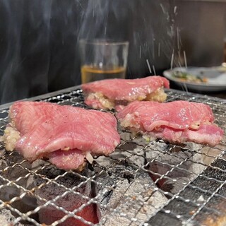 [Near the station x open late at night] Enjoy Yakiniku (Grilled meat) at the spacious counter ☆