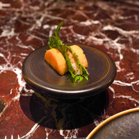 es - 燻製オニサバと、馬肉タルタル、トースト状に整えたポレンタのサンドイッチ