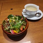 Shibetsusan Kyou Fa-Muchoku Eishibetsu Ba-Bekyu- - セットのサラダとスープ