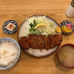 Katsushin - ランチロースかつ定食¥950