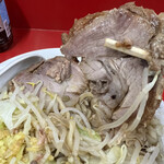 ラーメン二郎 - 味染みバッチリ豚2枚。このラーメンのタンパク源だ。