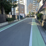 ラーメン二郎 - コインパからの道。あそこを左に曲がると二郎がある。