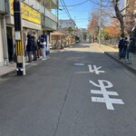 ラーメン二郎 - 向かいの歩道までの列、久しぶりに見た！