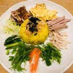 烤豬肉和火腿的米飯拼盤 (COM AM PHU)