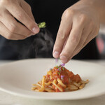 Bekk - 一本一本手で伸ばしたパスタ「ピチ」。熟成させた九州産トマトソースとの組み合わせは、シンプルながら奥深い味わいです。