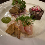 茂 - 平目カルパチョ、牡蠣スパイス醤油、牛スネテリーヌ。