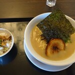 心火らーめん - 料理写真:白豚骨とセットメニューA．ニミチャーシュー丼 