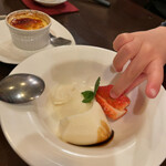 茂 - 杏仁豆腐と苺に伸びる手。