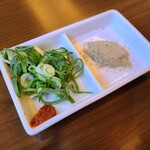 麺や 五郎 - 薬味・魚粉