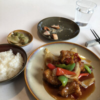 モダンチャイニーズブラッセリ― HALOW - ドライトマト入り酢豚ランチ、何故ドライトマトが入っているのか不明、これにドライトマトを使う代わりに、デザートの杏仁豆腐に枸杞の実を入れて欲しいです。