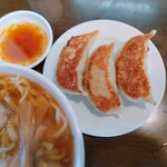 手打らーめん　玄 - 程なくしてして「餃子(3個入り)」(¥330-税込)が来ました。手打らーめんと一緒に記念撮影。餃子の大きさが分かるでしょうか？デカいよー、1個の大きさが幸○苑さんの3倍と言っても過言ではないでしょう。