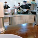 手打らーめん　玄 - わたしの席から見た厨房の様子。とってもとっても清潔で動きにムダがありません。見ているだけで気持ち良いです。わたしはこういう綺麗な厨房のお店が大好きです。