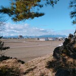 手打らーめん　玄 - 西方を望みます。画面中央の左側に目を向けてください。小さい富士山のような白い山が見えるでしょっ。あれが浅間山です。古代？戦国時代？の武将がここに立って指揮をとっていたという由縁から軍配山と呼ばれてます