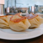 手打らーめん　玄 - 中には野菜優勢の餡がみっしり入ってます。八角かな？香辛料の香りが良いんですよね。薬膳のようにカラダに良い感じがしてパクパク食べちゃいます。腹パンになっても消化が良いから食後感はスッキリ。