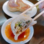 手打らーめん　玄 - ほうら…餡がみっしりと入っているでしょっ。皮も生きてるというか「生」っていう感じなんです。そうそう、生ビールと瓶ビールくらい違うよ。