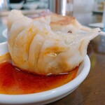 手打らーめん　玄 - どうぞーヒダヒダのところも見てください。もちもち感が伝わったかなぁ…いつも「酢醤油・辣油」で食べるんだけど、次回は「酢胡椒」でやっちゃおうかな。