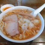 手打らーめん　玄 - 「手打らーめん」(¥850-税込)
            です。あれー？こんなに佐野ラーメン寄りでしたっけ？美味しいので良いんですがね。きっとわたしの加齢によって、2年前までの記憶が壊れたのでしょう。とほほ…