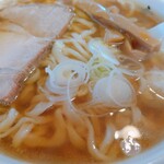 手打らーめん　玄 - クリアなスープ。瑞々しい刻み葱、肉々しい叉焼、出しゃばらないで味のある名脇役の支那竹、まるで「大滝秀治さん」のようですわ。