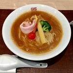 Chuukasoba Shikisokuzekuu - 見た目の美しいラーメン