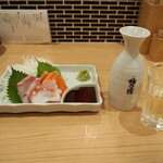 Umeno Yado Onsakaba - お造り３種盛り ＆ 冷酒（ハーベスト 山廃純米 ひやおろし）