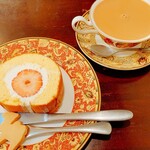 森のらくだ - いちごロールケーキ、ミルクティー