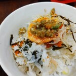 灼味噌らーめん 八堂八 - 干し蟹が入ったご飯に海老と外子醤油漬けと内子味噌漬けを乗せてみました